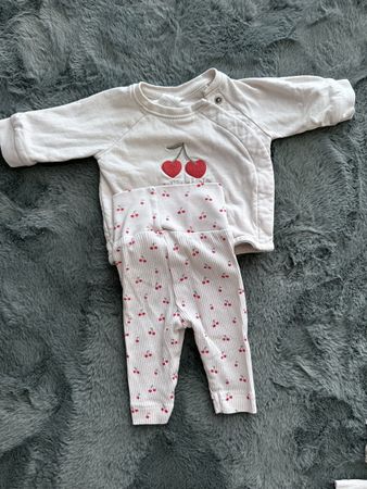 Süesses Baby Set mit Kirschenmuster, Grösse 50,