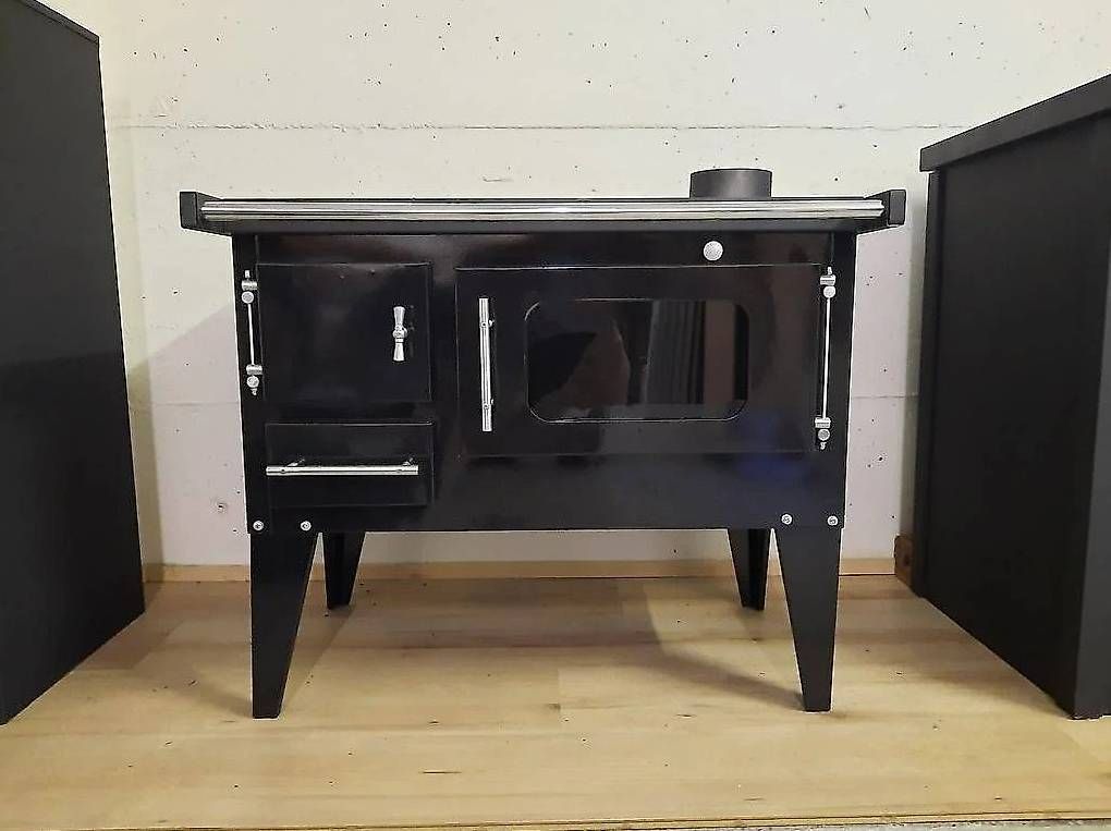 Herde: Poêle à bois / cuisinière Modèle : Kompakta. – Gebraucht aus Sion von Swissquali.