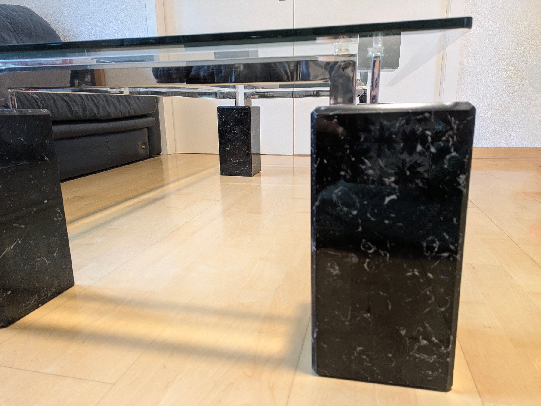 Tavoli: Glas-Couchtisch, Marmorfuss – Difettoso da St. Gallen venduto da Lila_238 1