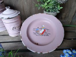 antiker rosa kinderteller mit zuckerguss figur Email Emaille