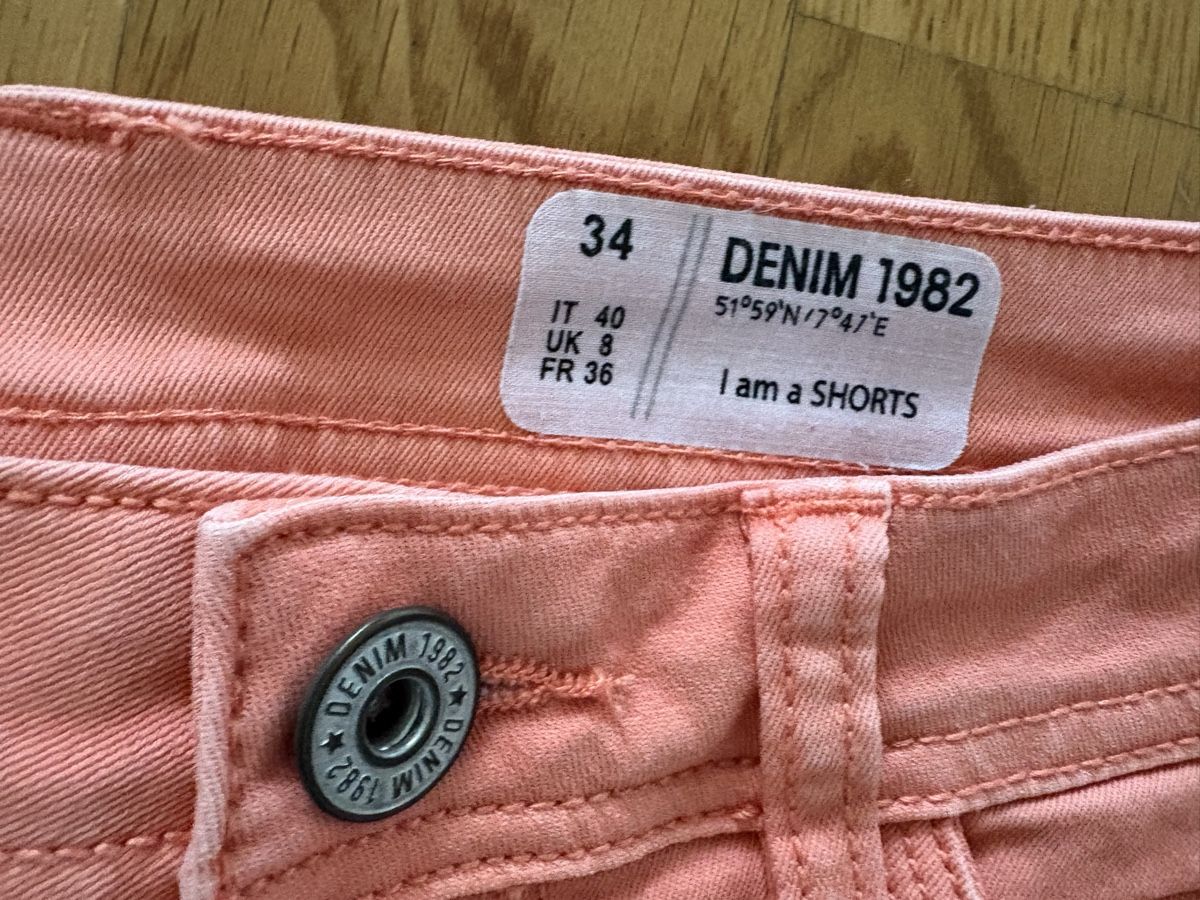 Lotti di vestiti: Shorts & Stoffhose Mädchen / Damen Gr. 34 – Usato da Beromünster venduto da msklef 1