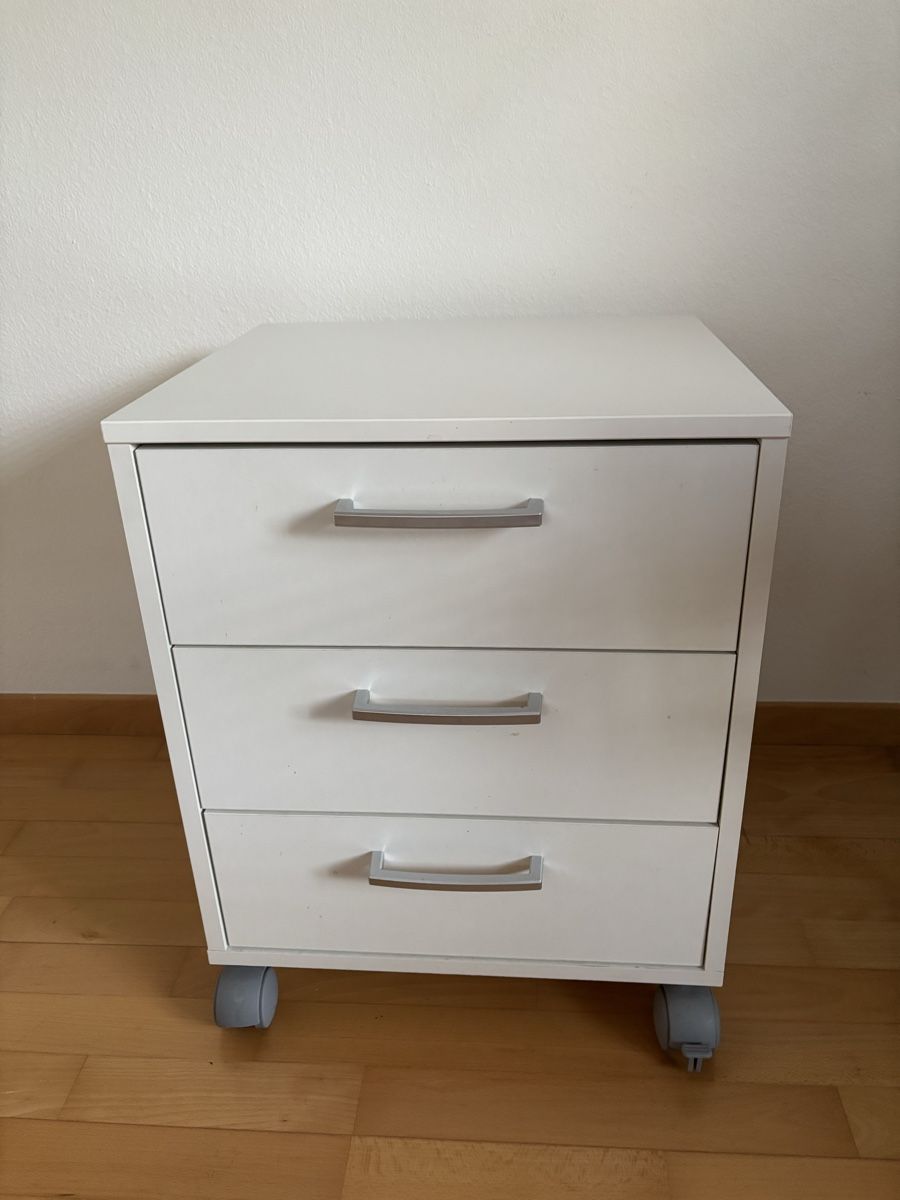 Ikea Comodini: Nightstand – Usato da Thalwil venduto da ste_p6ym