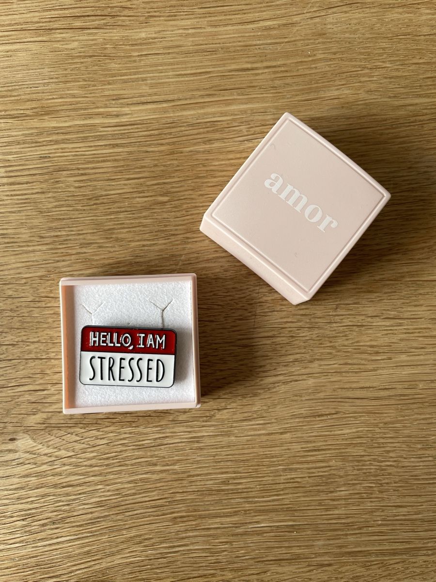 Placchette & Badge: Pin HELLO I AM STRESSED – Nuovo e nell'imballaggio originale da Genève venduto da GMa1234