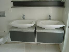 1 Laufen Lavabo + Unterbau 4B Möbel + Mischer komplett