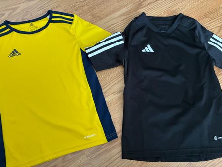 Zwei Sporttrikots von Adidas Gr. 140