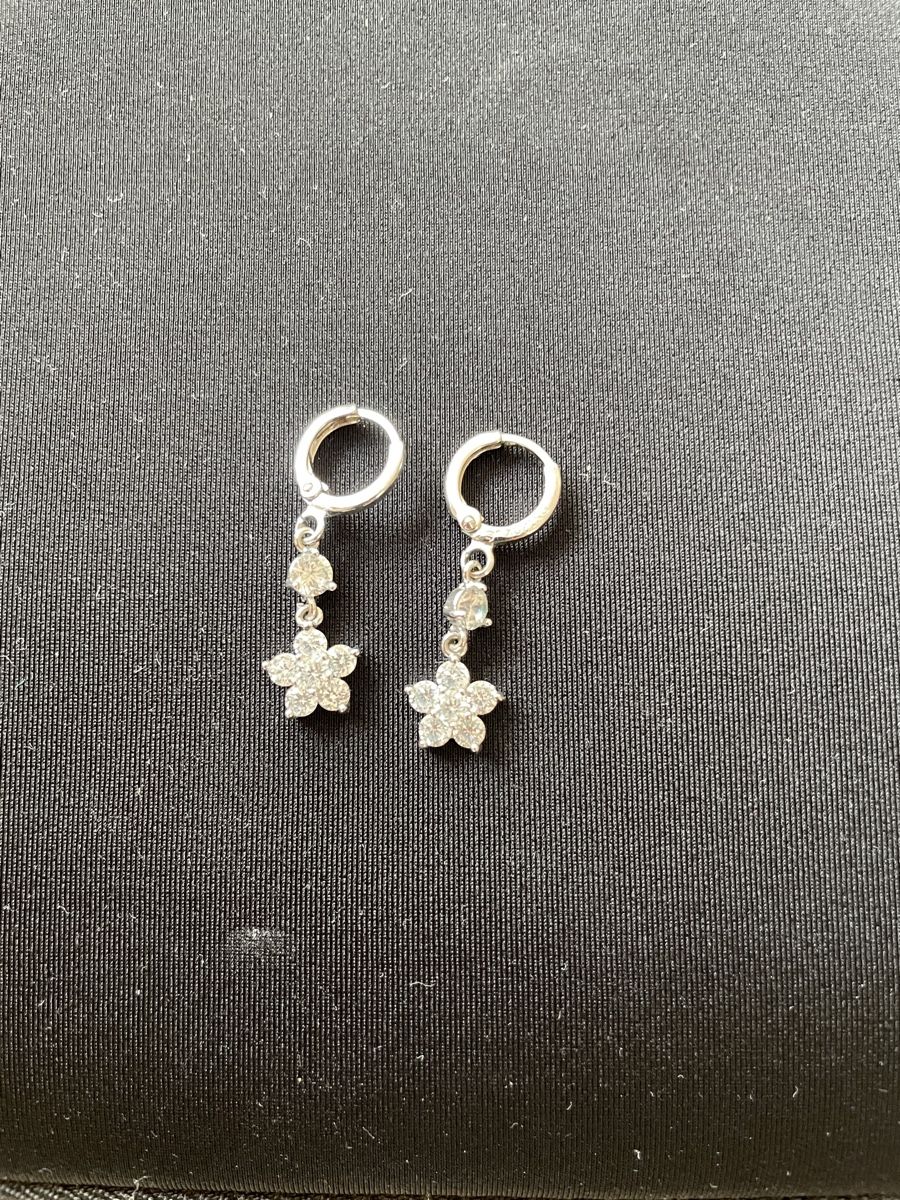 Orecchini pendenti & Orecchini a lobo: Sparkling Flower Drop Earrings – Nuovo (secondo la descrizione) da Neuchatel venduto da shi_9fzw