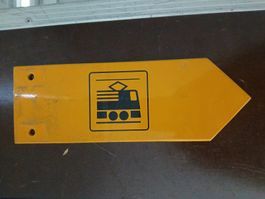 Wanderwegweiser: "Zum Bahnhof" zentriert