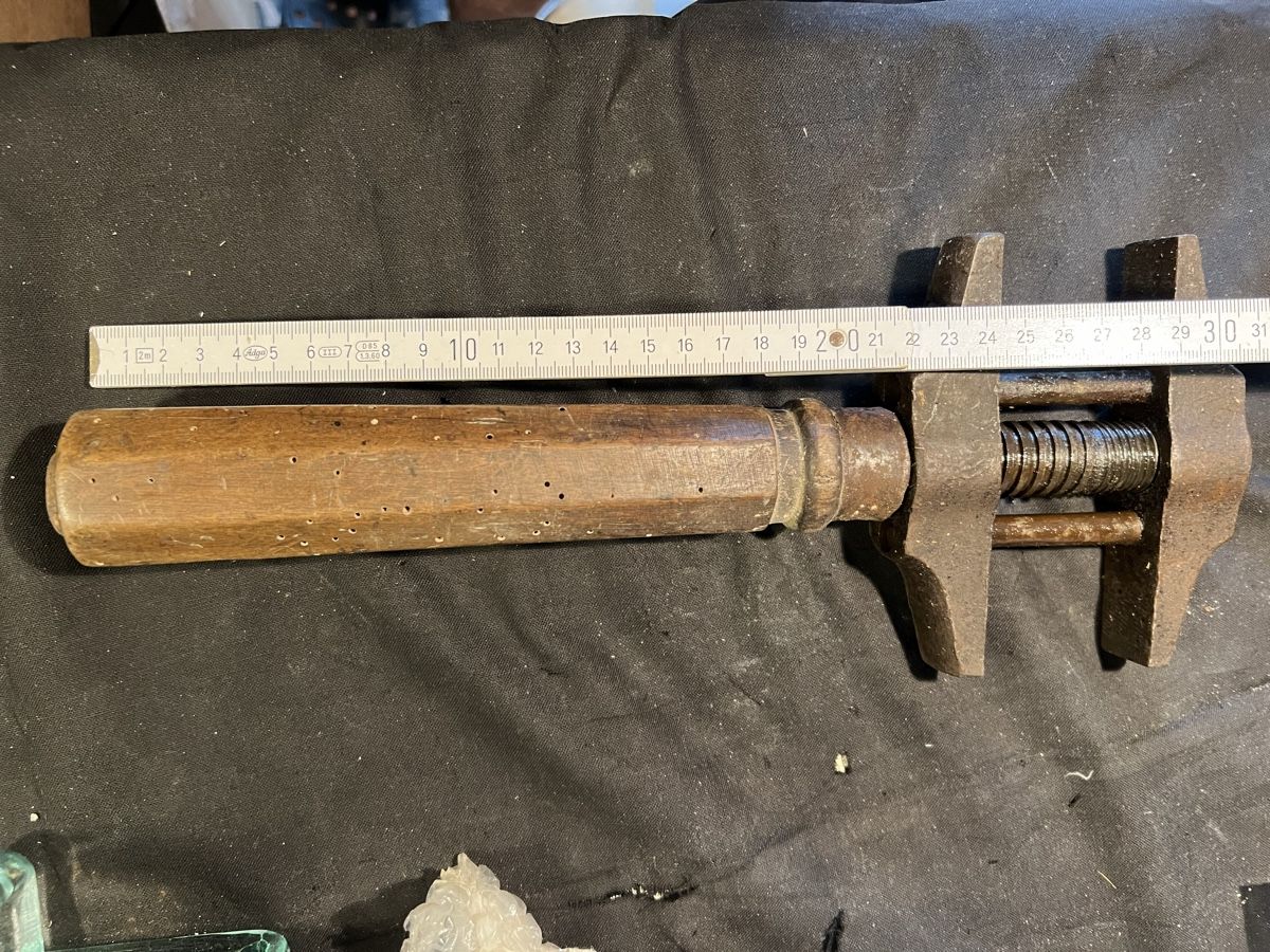 Alle Werkzeuge: Antike Rohrzange, ca. 30cm, Holzgriff – Gebraucht aus Niederrohrdorf von beniledergerber 4