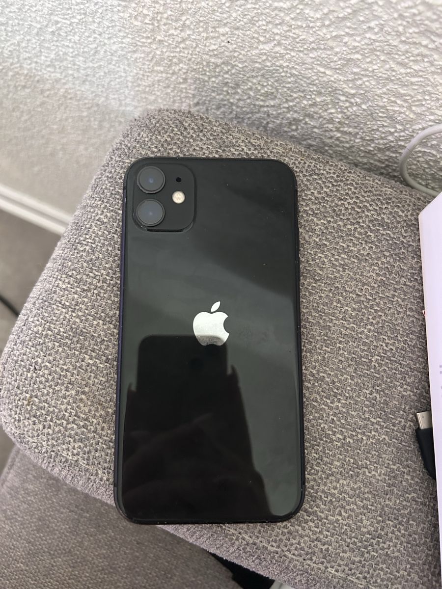 Apple Telefoni cellulari / Smartphones: iPhone 11 Noir 128GB avec boite et accessoires – Usato da Vilars NE venduto da Lau_Vth 2