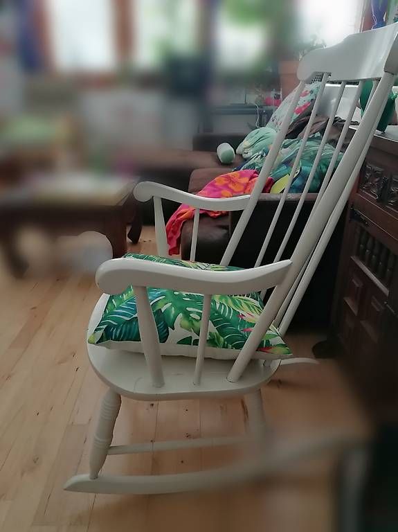 Chaises: Schaukelstuhl weiss, holzig – D'occasion à Rüdlingen par reddy02 1