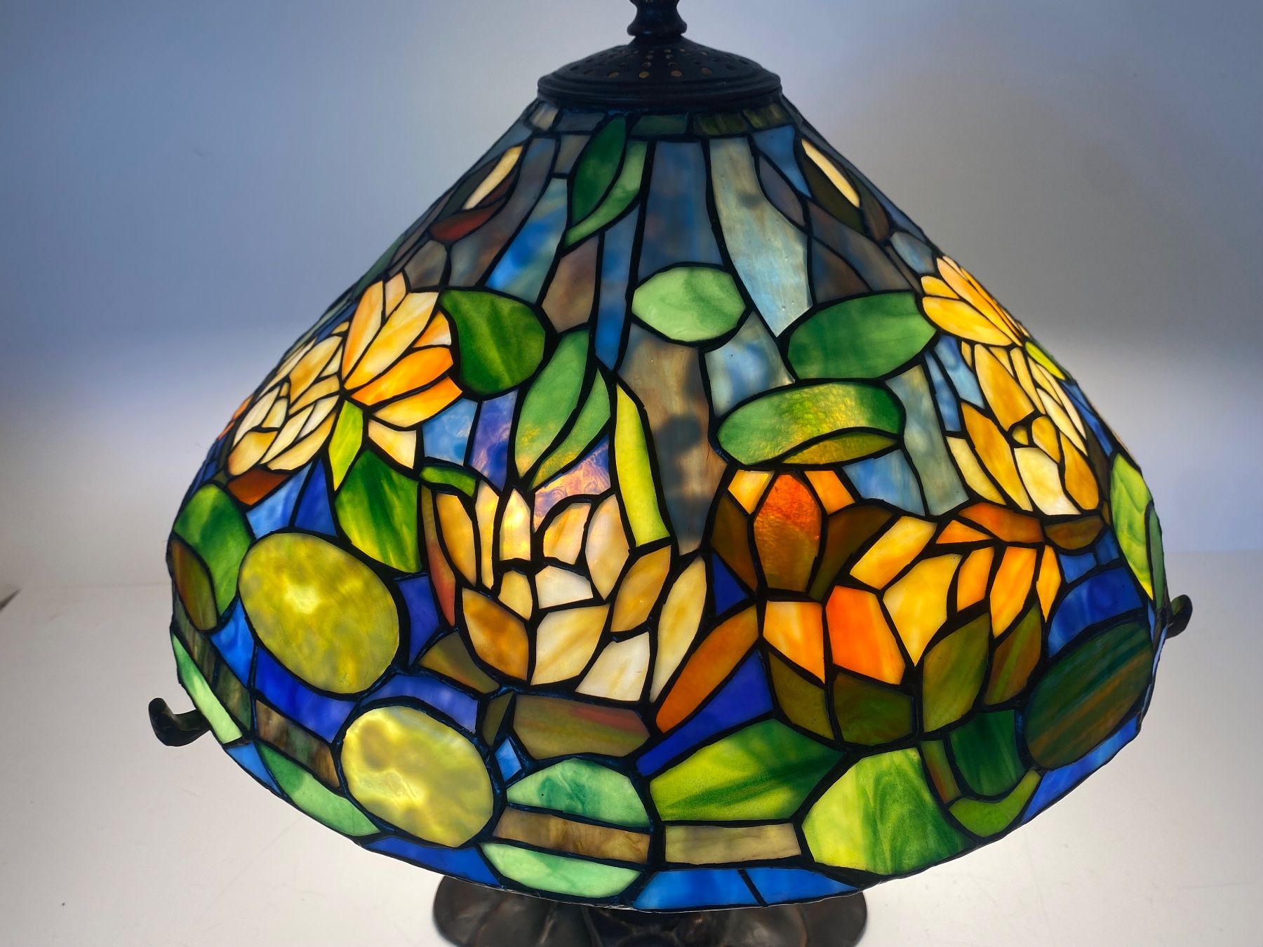 Tiffany & Co. Lampade: Tiffany Lampe Seerose Motiv mit Bronzefuss – Usato da Ballwil venduto da ClassicGallery 8