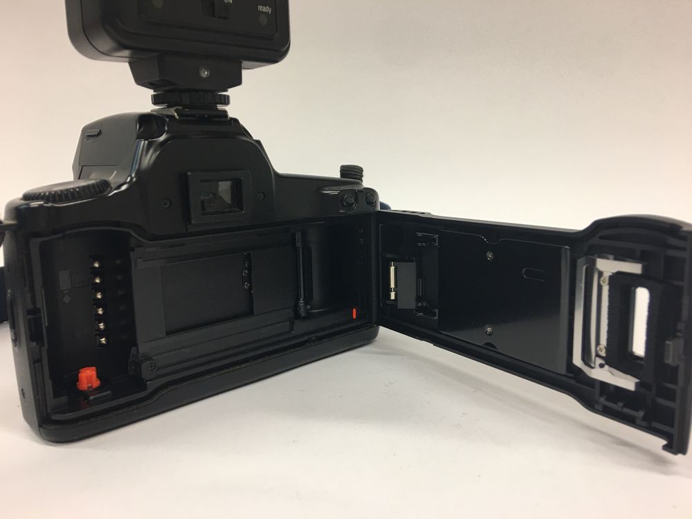 Canon Appareil photo: Canon EOS 1000F 35mm SLR Film Kamera mit SUNPAK Blitzgeräte – D'occasion à Olten par ELHANDEL 4