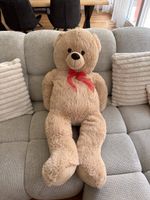 Teddybär mit roter Schleife gross