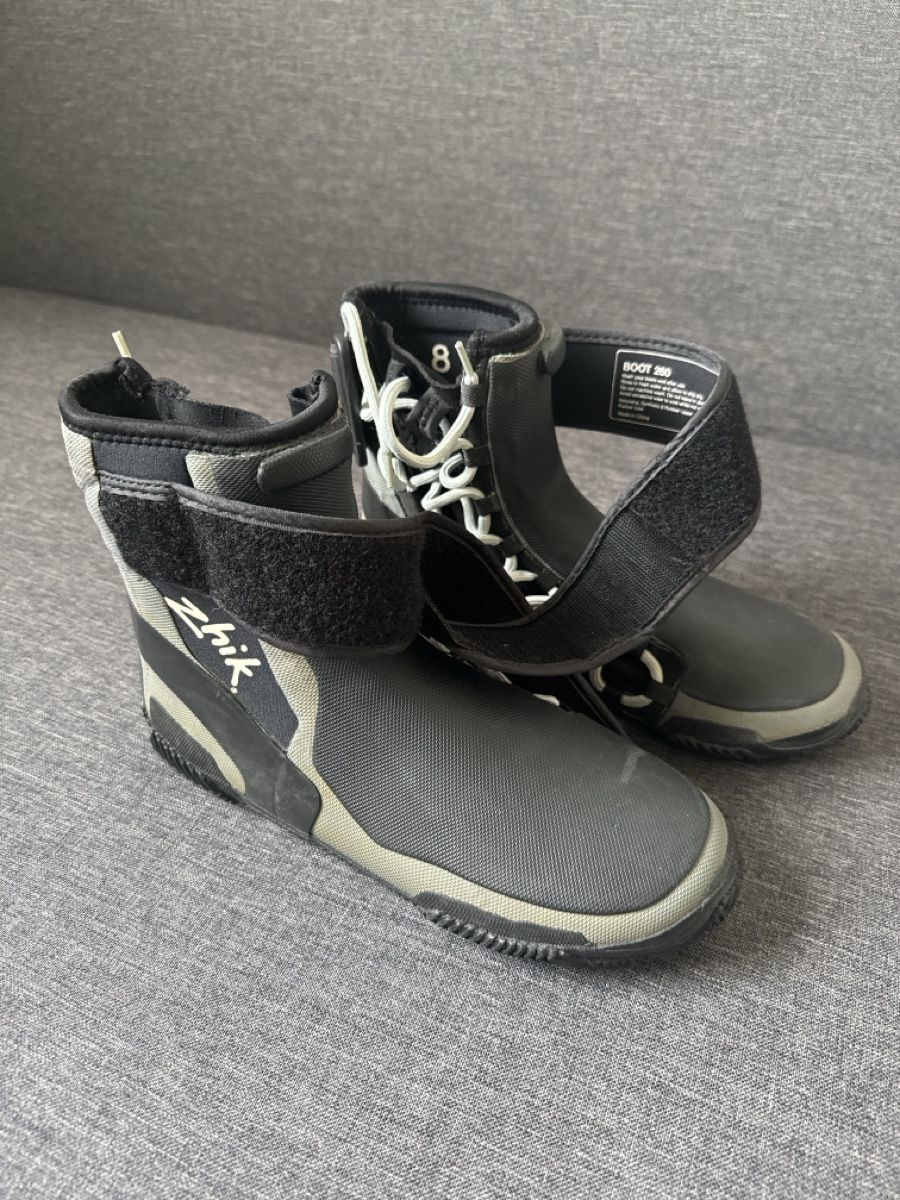 Scarpe da uomo: Zhik Sailing Boots - Size 8 (ca 42) – Usato da Winterthur venduto da CloudCreator