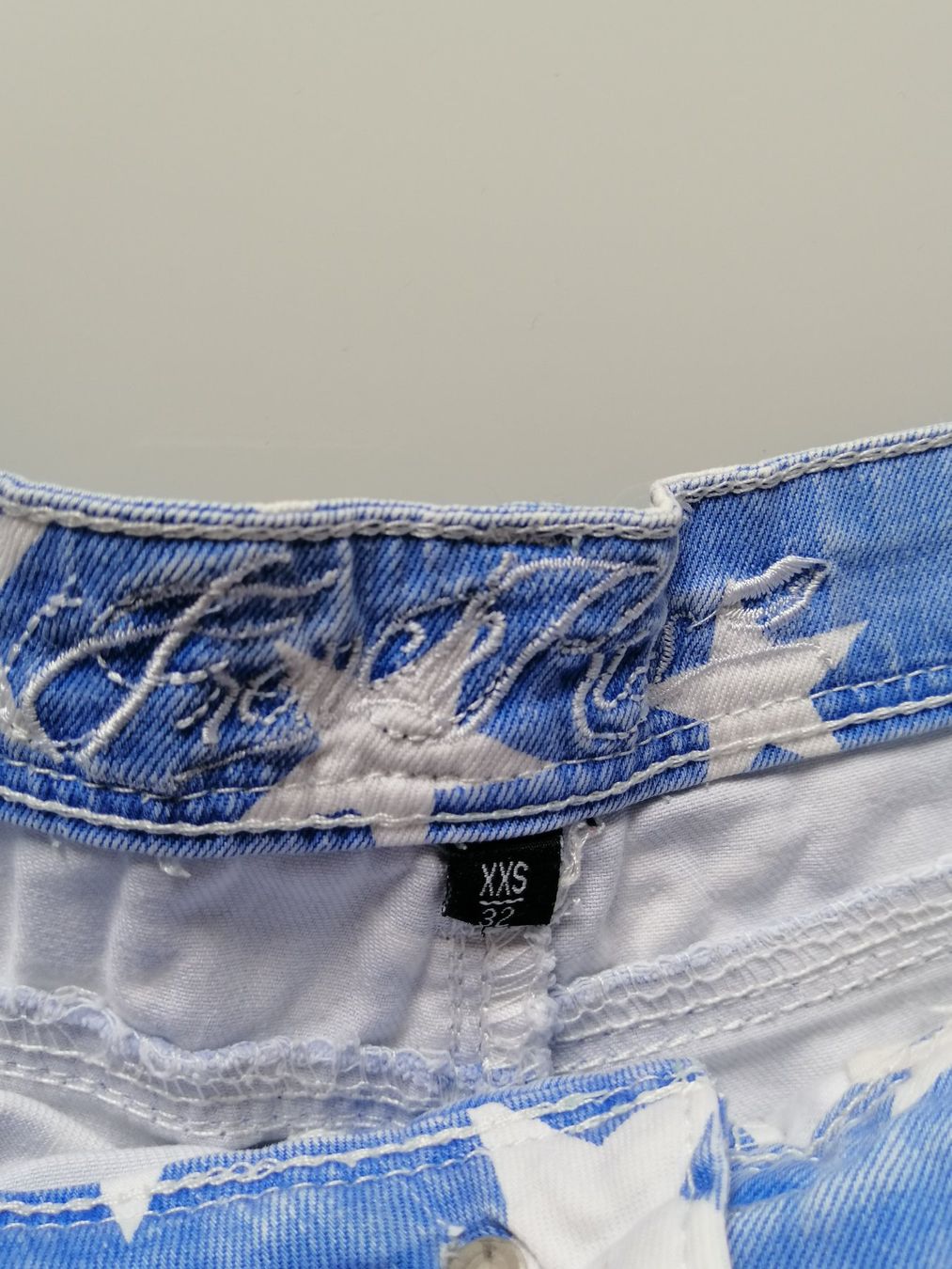 Tally Weijl Pantaloni: Hot-pants blau mit weissen Sternen – Usato da Biel/Bienne venduto da M.D.C 3