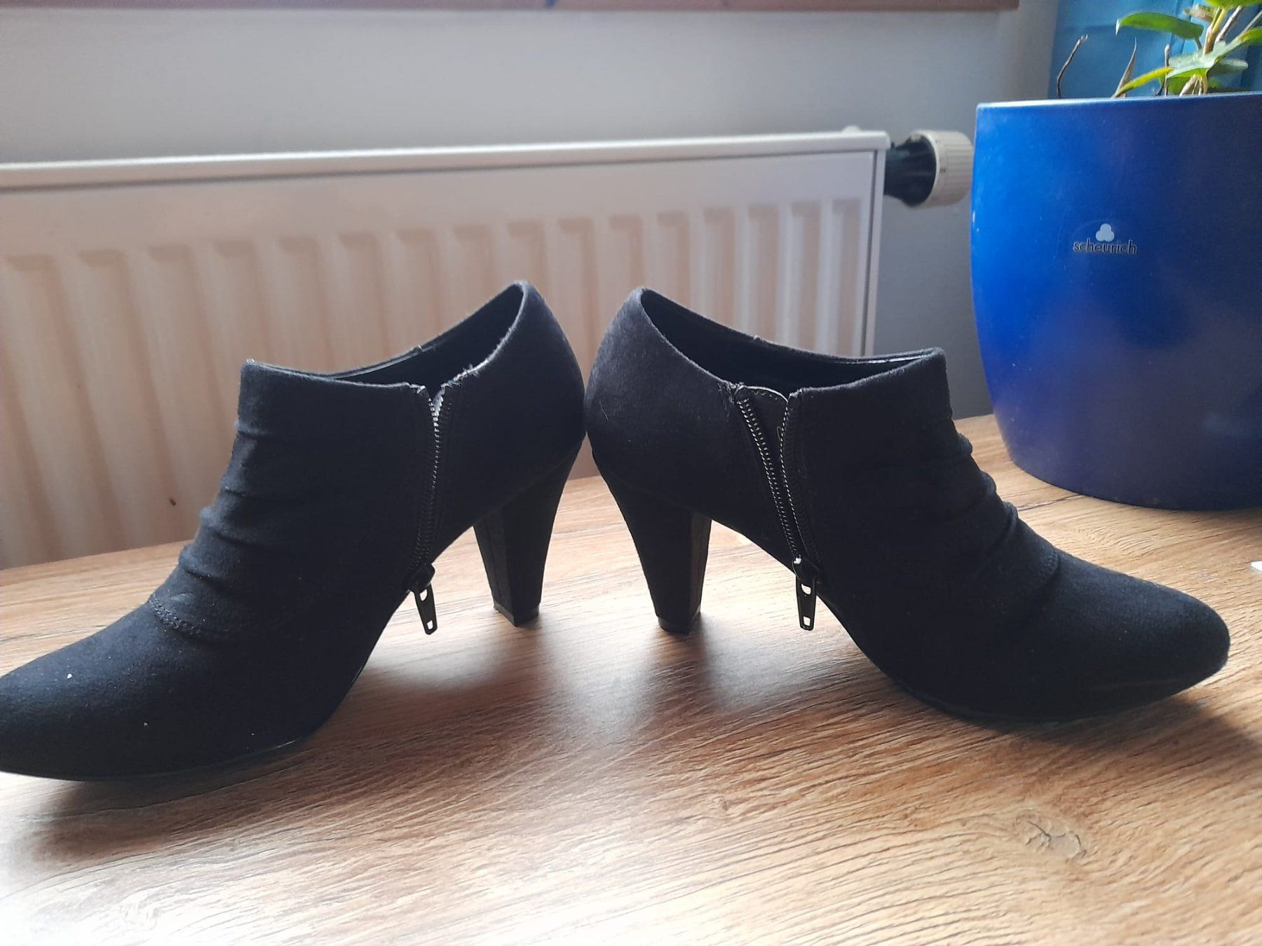 Scarpe da donna: Bottines noires élégantes à talons hauts, pointure 36 – Usato da Allens venduto da MADE.IN.ROCK.N.ROLL 1