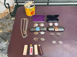 Lot alter Lesebrillen, Feuerzeuge & Modeschmuck