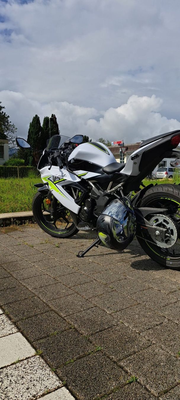 Kawasaki Strasse: Motorrad Kawasaki Ninja 125 – Gebraucht aus Leuzigen von Baspi0