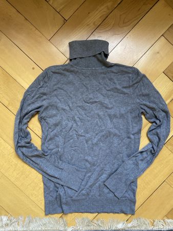 grauer rollkragen pulli mit langen ärmeln