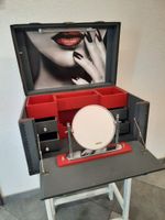 Coffre militaire suisse restauré en malle de maquillage