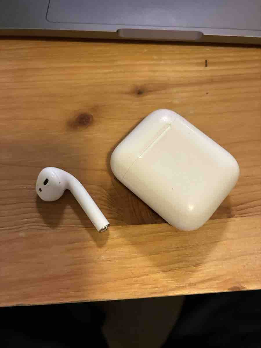 Apple Cuffie: Apple AirPod 2. Generation rechts mit Ladecase – Usato da Aarau venduto da ChlineFisch