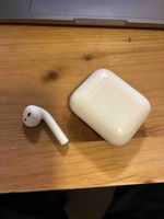 Apple AirPod 2. Generation rechts mit Ladecase