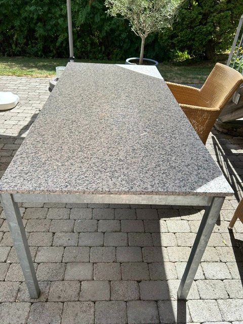 Tische: Granit-Gartentisch – Gebraucht aus Grosshöchstetten von gordes10 4