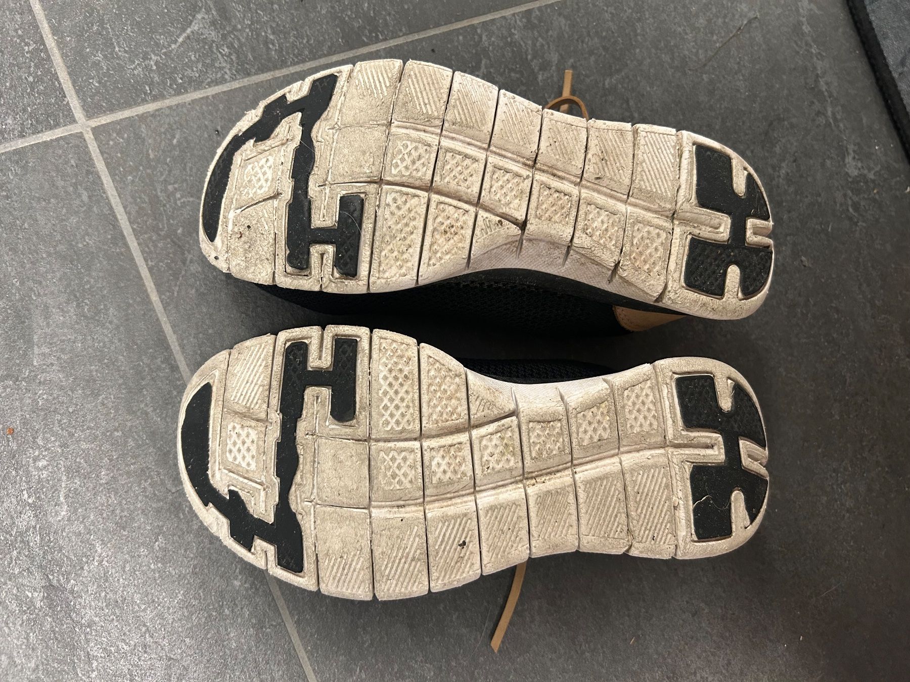 Esprit Scarpe da donna: Baskets Esprit noires et beige – Usato da Bôle venduto da sev_n85b 3