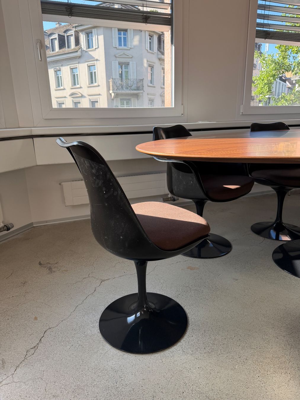Set de table et chaises: Saarinen Tisch & Stühle – D'occasion à Zollikon par Jansau 3