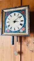 Antike handbemalte Wanduhr mit Pendel
