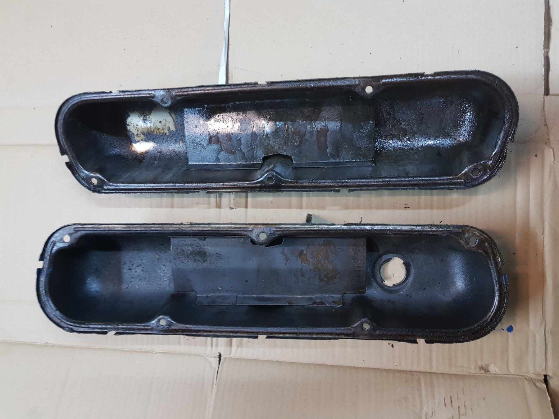 Tutti pezzi di ricambio auto: Mopar Small Block  Ventildeckel – Usato da Niedergösgen venduto da usc_tt5r 1