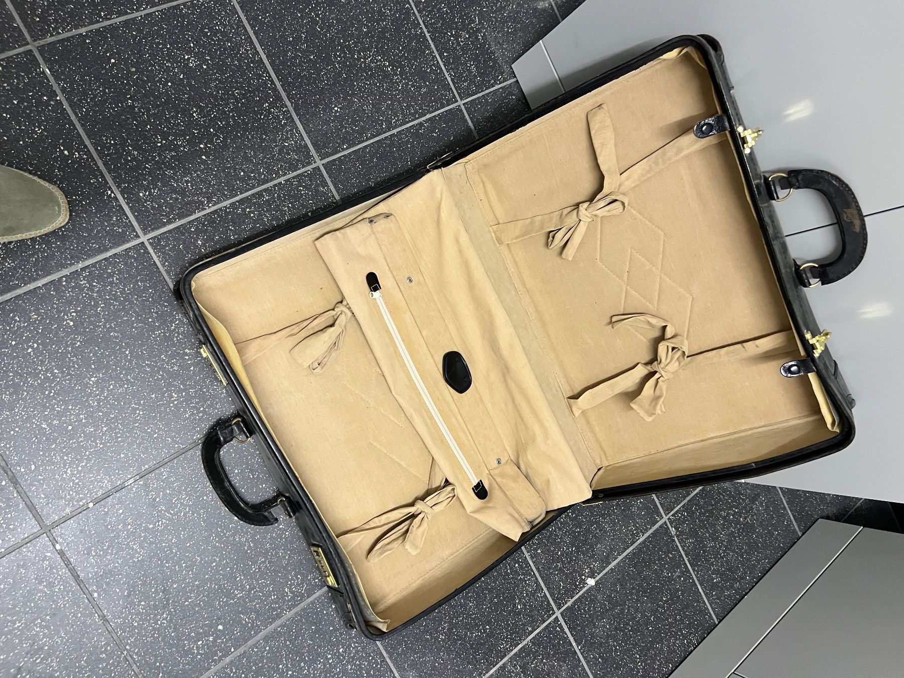 Valigie: Lederkoffer Vintage schwarz – Usato da Zürich venduto da ber_mv2c 2