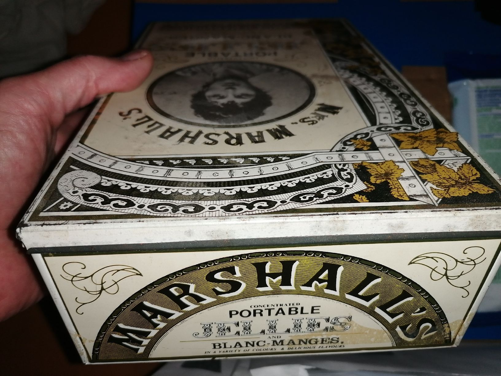 Carillon: Antike Blechdose Mrs. Marshall's yellies – Usato da Zürich venduto da Tin4Life 3