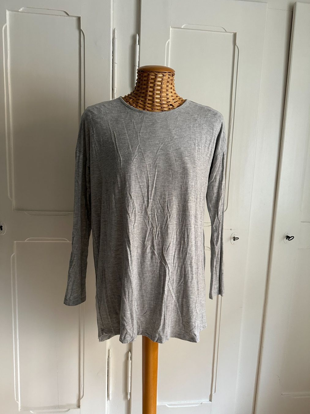 T-Shirts: GINA TRICOT - Langarmshirt hellgrau M – Gebraucht aus Zürich von Diazaio