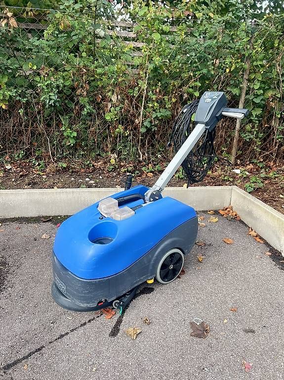 Toutes les machines: Numatic 1840 ( taski wetrok cleanfix numatic nilfisk) – D'occasion à Birr par Numer-01 1