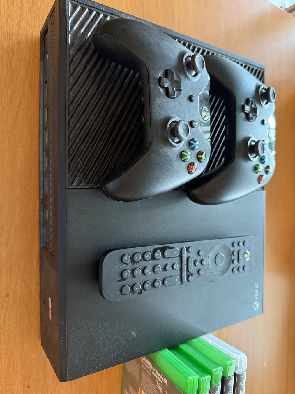 Microsoft Konsolen: XBox One with 2 controllers, remote, 4 games – Gebraucht aus Zürich von evolvedlight 1