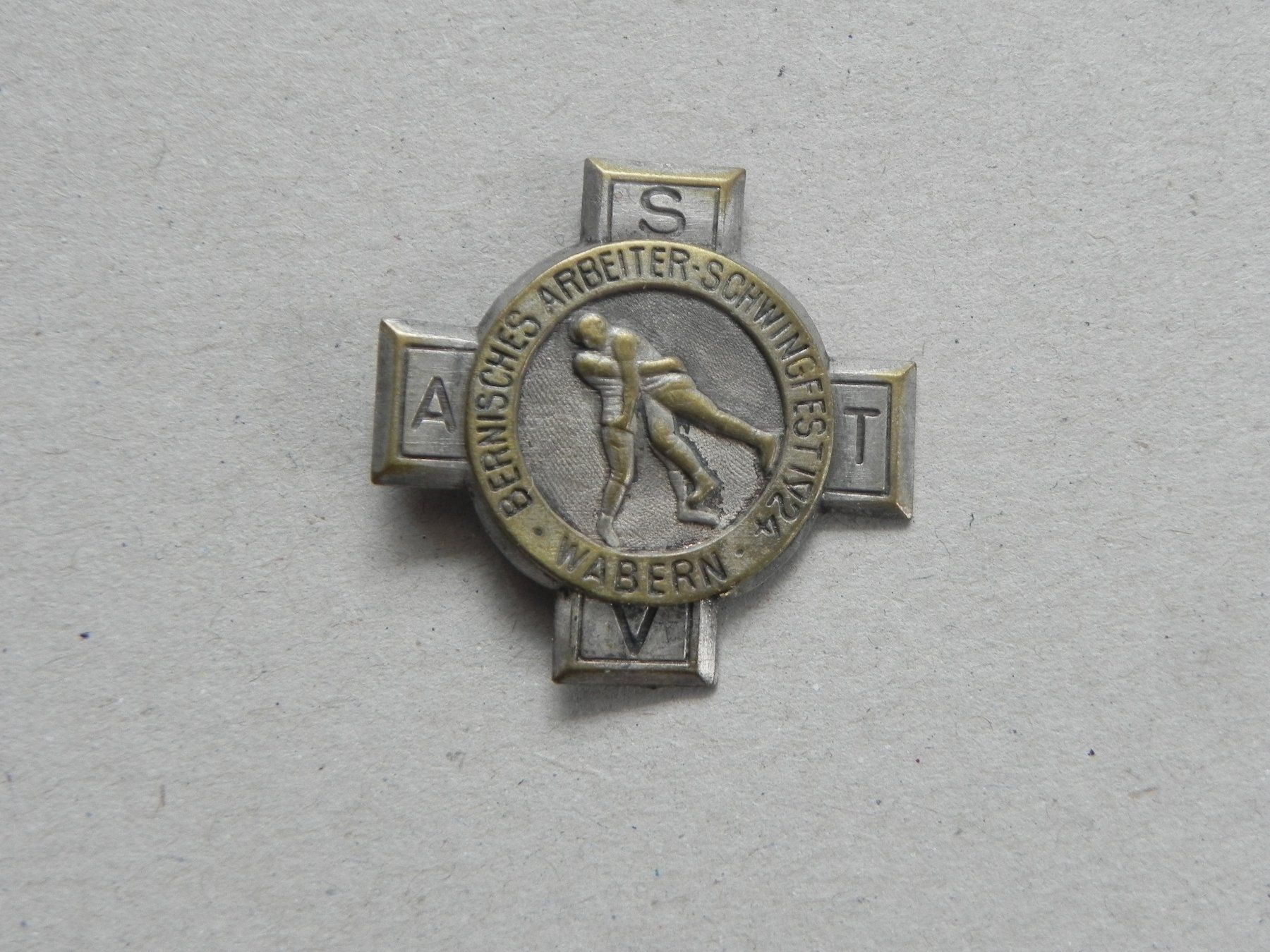 Placchette & Badge: Abzeichen Arbeiter Schwingfest Schwingen Wabern  BE 1924 – Usato da Siebnen venduto da krimsie