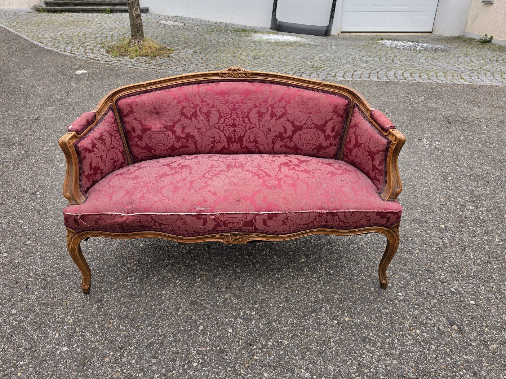 Divani: Restaurationsbedürftiges Sofa, antik, Holzgestell, rot  – Usato da Mettlen venduto da elios0888