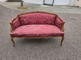 Restaurationsbedürftiges Sofa, antik, Holzgestell, rot 