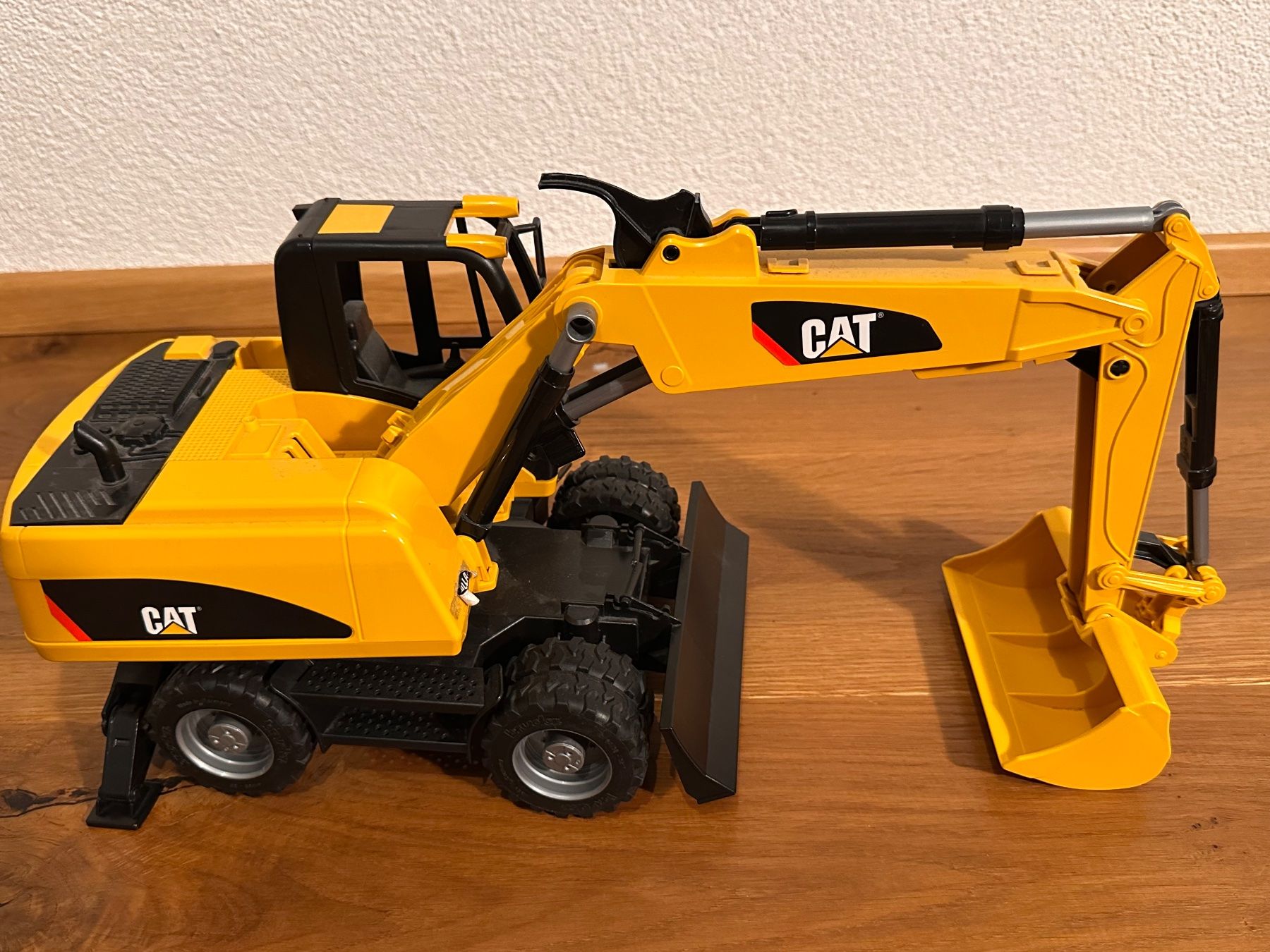 Caterpillar Bagger: CAT Bagger / Pneu-Bagger, gelb – Gebraucht aus Löhningen von martinmayer_123 2