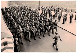 Soldaten marschieren vorbei, Militärmusikkapelle, Luzern