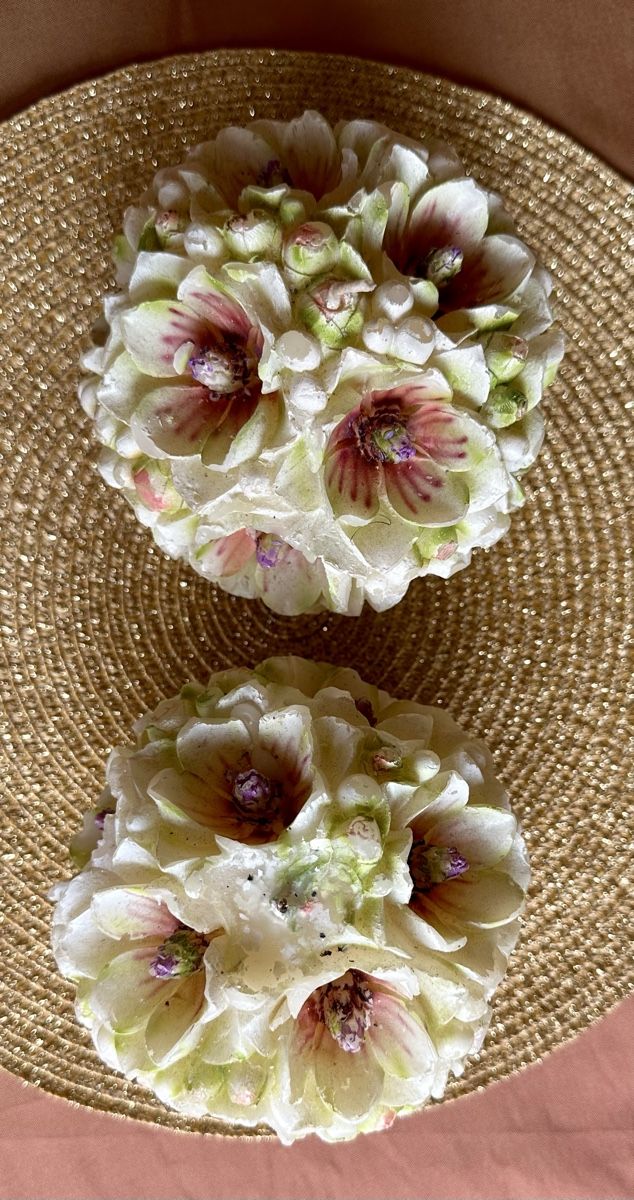 Kerzen: 2 Kugelkerzen, Deko, Blumen, neuwertig – Gebraucht aus Basel von mcescher64 1