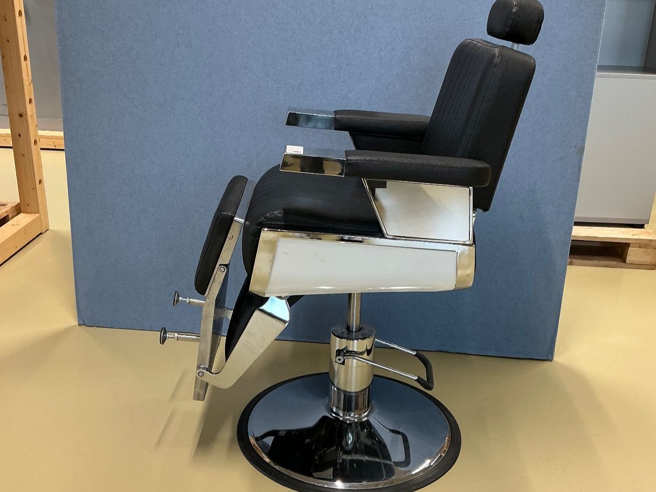 Lettini & sedie per cosmetici: Barberstuhl BARBURYS – Usato da Zug venduto da Bauteile-Zug 1