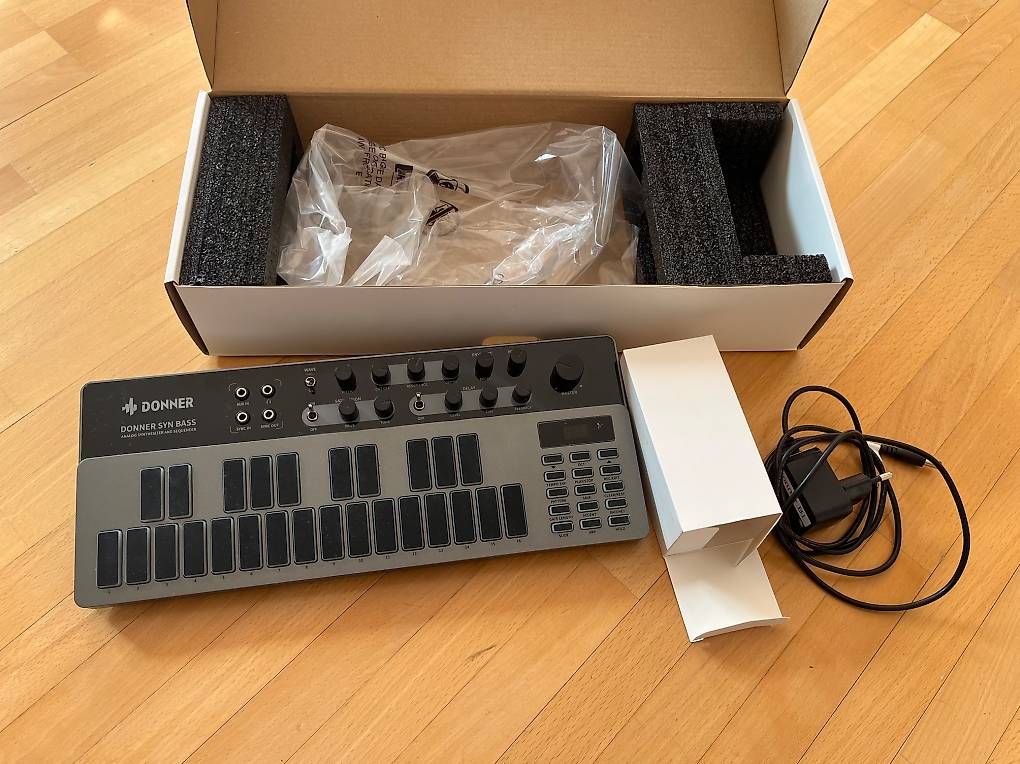 Strumenti musicali: Donner Essential B1 Analoger Synth-Bass – Usato da Zürich venduto da dar_c8gt