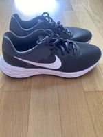 NEU Nike Revolution Laufschuh Herren grau, Grösse 42