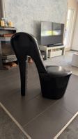 Extravaganter High-Heel-Stuhl in Schwarz – Ein echter Blickf