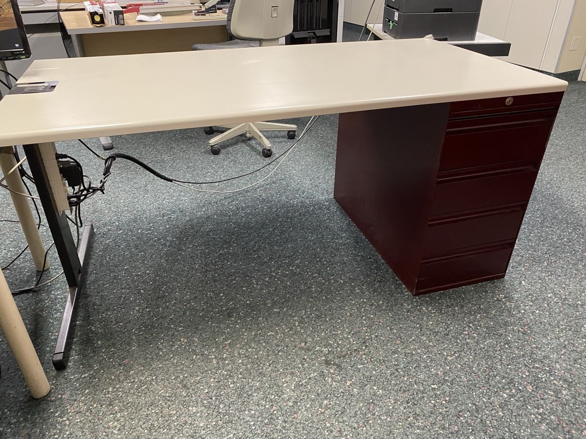 Bureaux: Schreibtisch  – D'occasion à Hägglingen par Karin0802 1