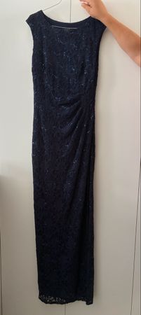 Bequemes Abendkleid dunkelblau Spitze Pailletten Grösse 36