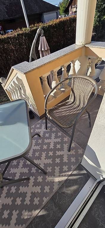 Set di tavolo e panche: Balkon Tisch mit 2 Stühle  – Usato da Egerkingen venduto da Sanel07 1