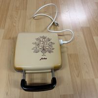 Waffeleisen Jura Typ 141 beige mit Schweizer Motiven